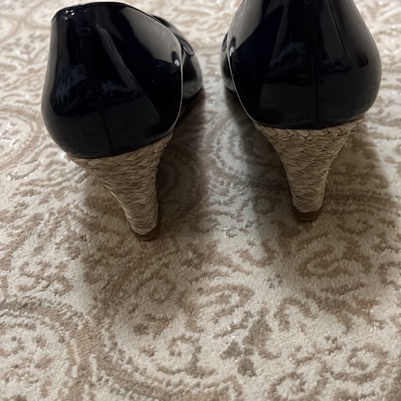 L.K. Bennett “The Kate Middleton shoe” navy worn twice size 37 1/2 - Picture 3 of 3